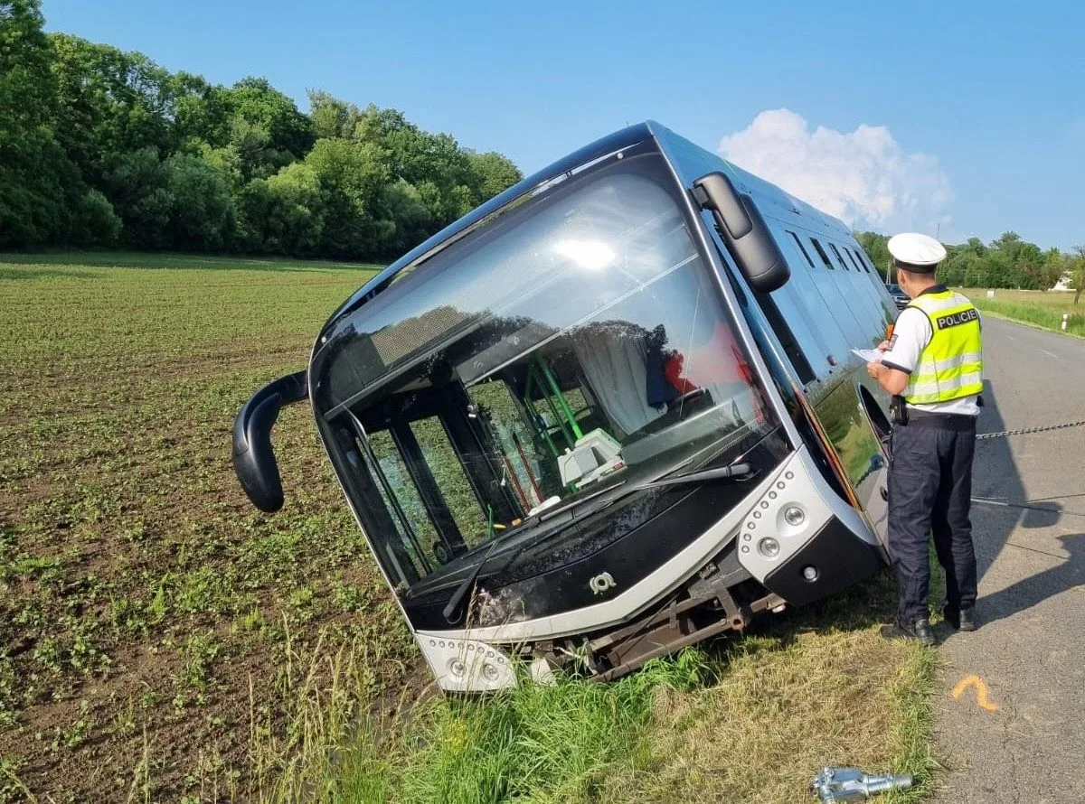 Ve Staříči na Frýdecko-Místecku havaroval autobus, tři lidé mají lehká zranění.