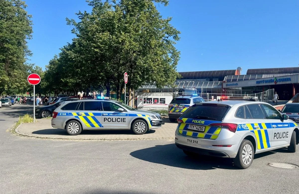Kvůli nahlášené bombě policisté evakuují bazén v Ostravě-Porubě