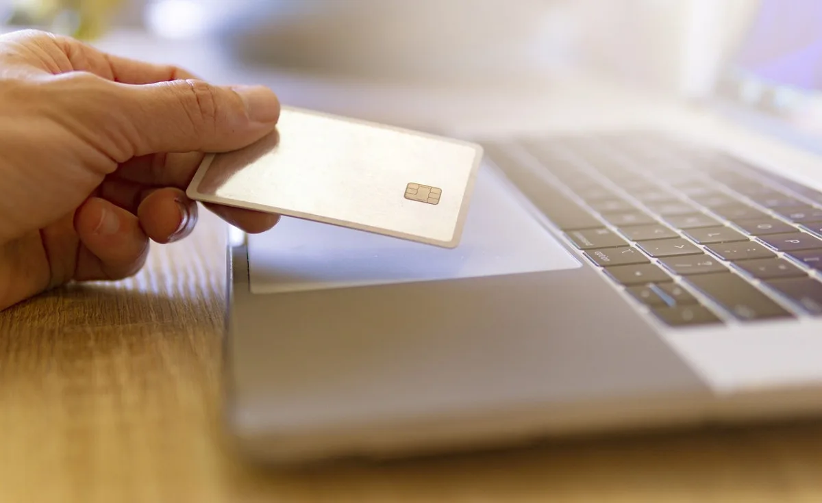 Kyberpodvody v Česku vzrostly o 50 %, Komerční banka varuje a posiluje prevenci