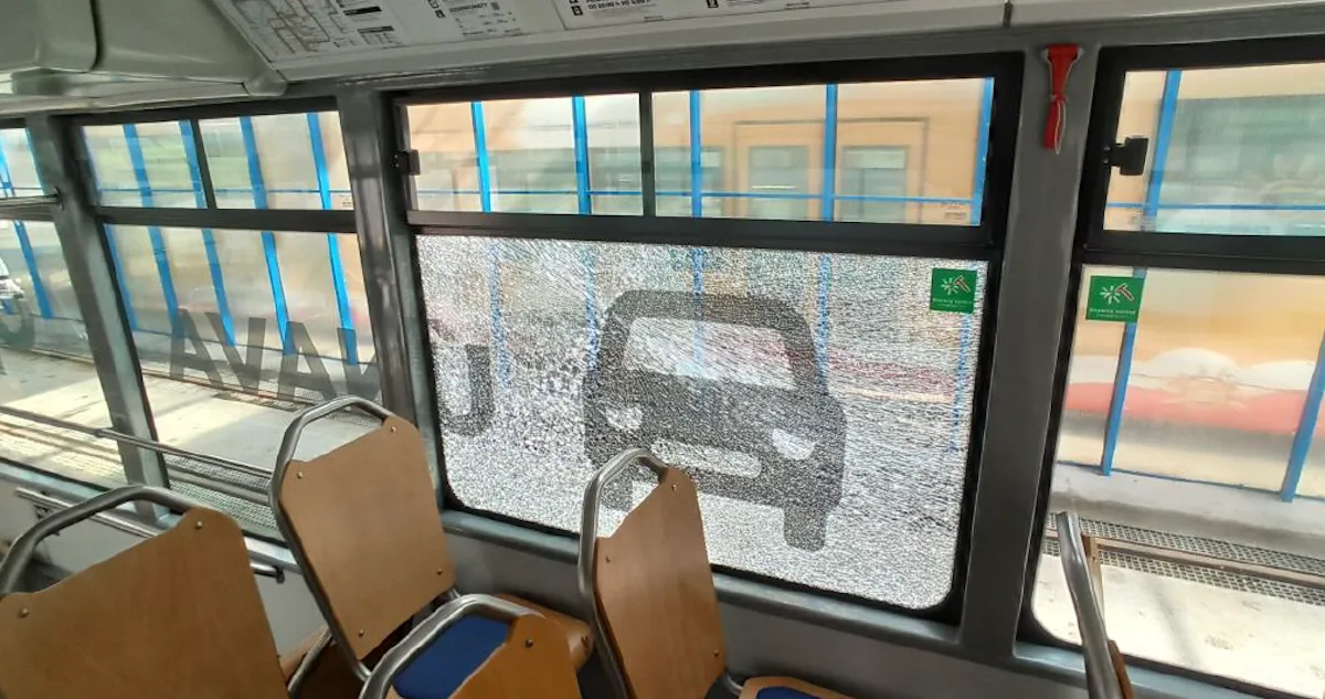 Z airsoftové pistole střílel na tramvaje a auta. Policie mladého recidivistu zatkla