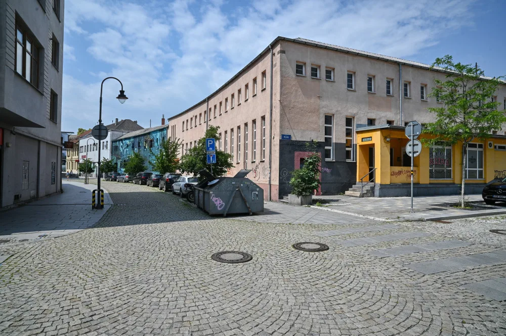 Vjezdu do Stodolní ulice v Ostravě brání květináče, má být bezpečnější