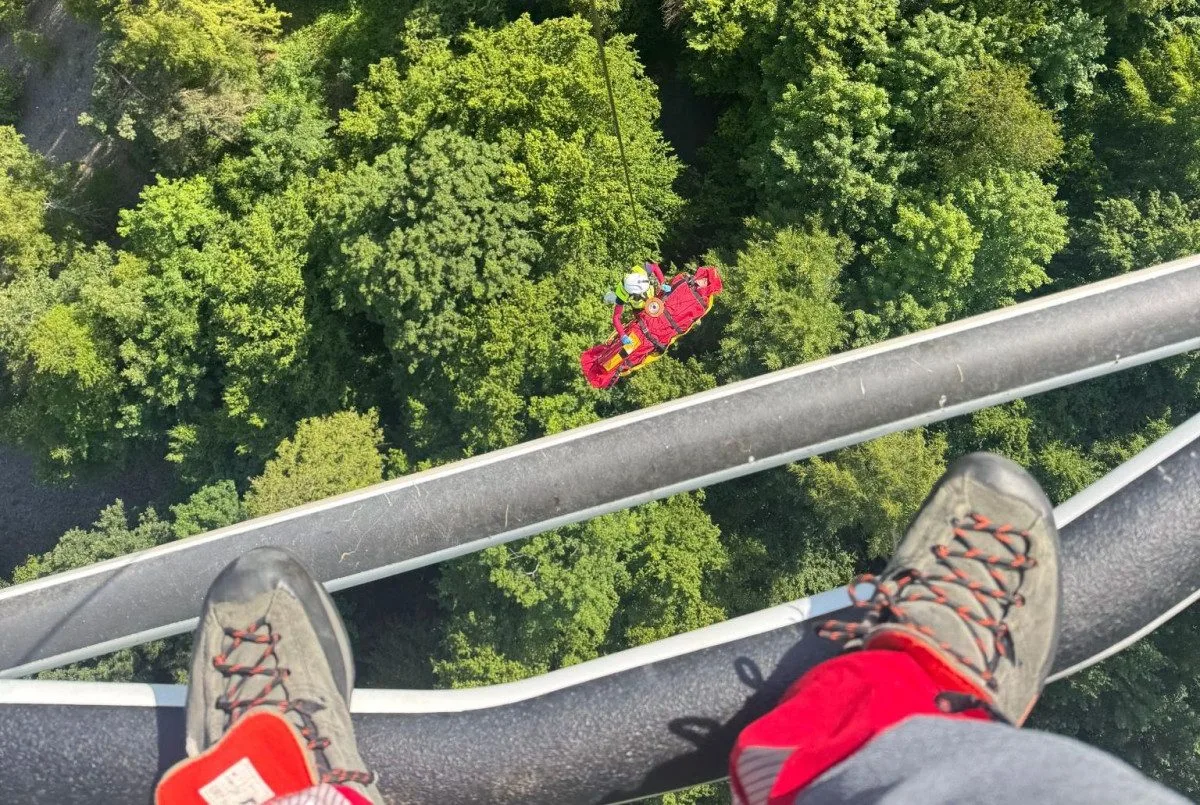 Cyklista u Vítkova spadl ze srázu a zranil se. Hledal ho dron a pět jednotek hasičů