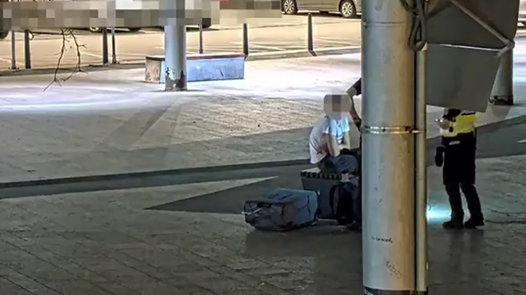 VIDEO: Kamerový systém sledoval, jak zloděj ukradl iPhone muži, který spal na lavičce