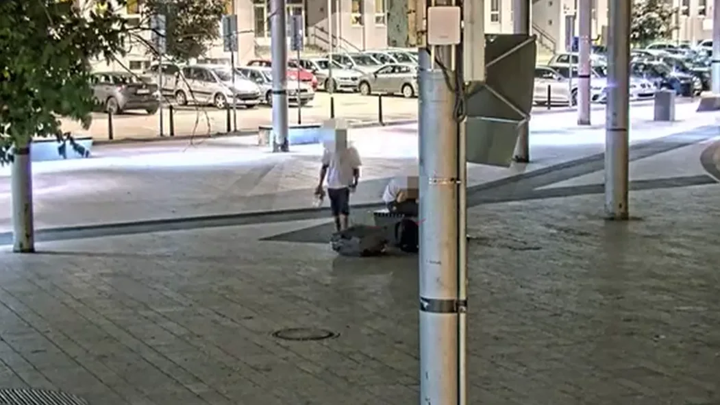 VIDEO: Kamerový systém sledoval, jak zloděj ukradl iPhone muži, který spal na lavičce