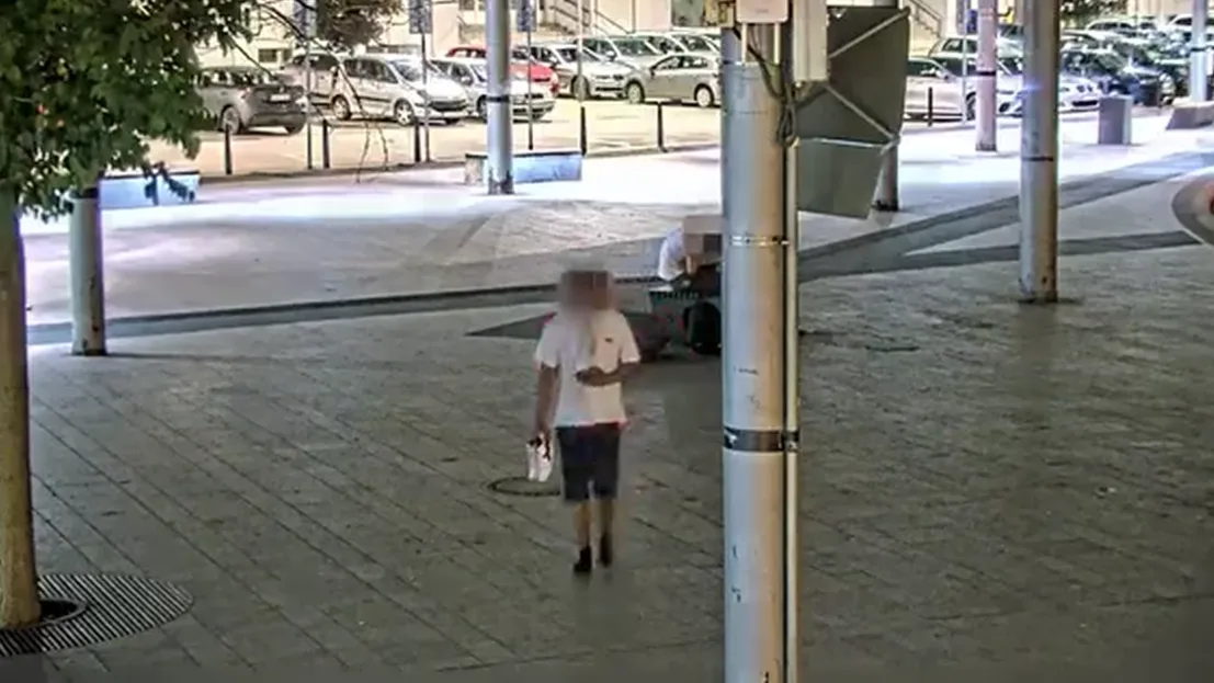 VIDEO: Kamerový systém sledoval, jak zloděj ukradl iPhone muži, který spal na lavičce