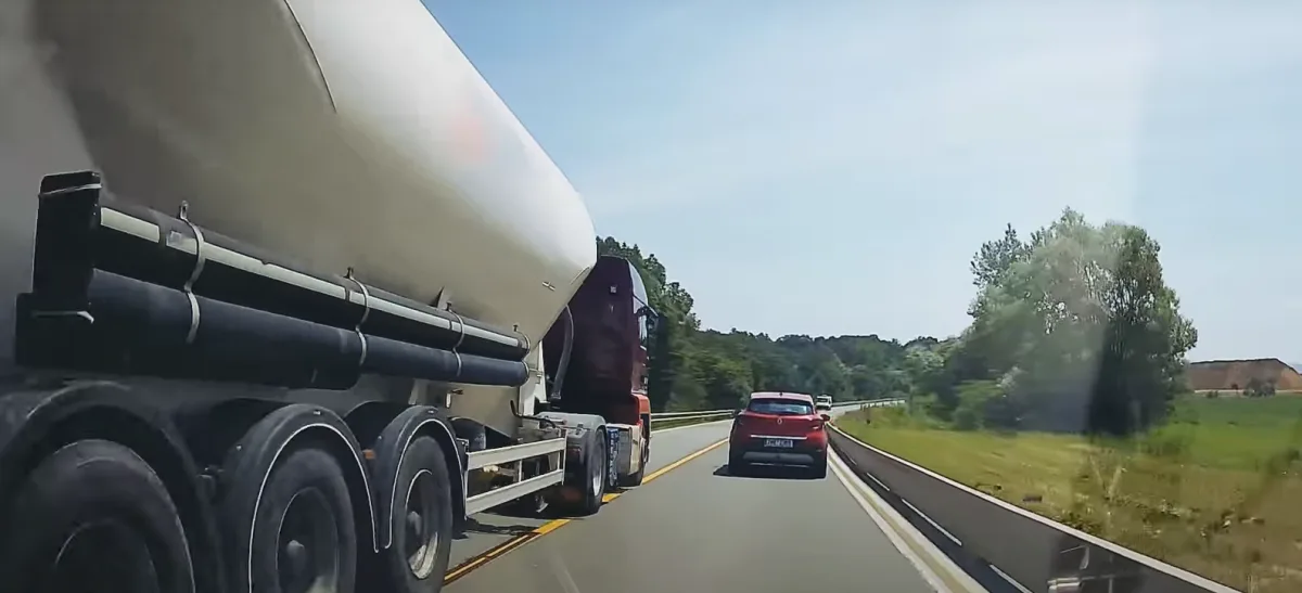 Šílený manévr řidiče kamionu. Problikával řidiče a při předjíždění málem smetl auto