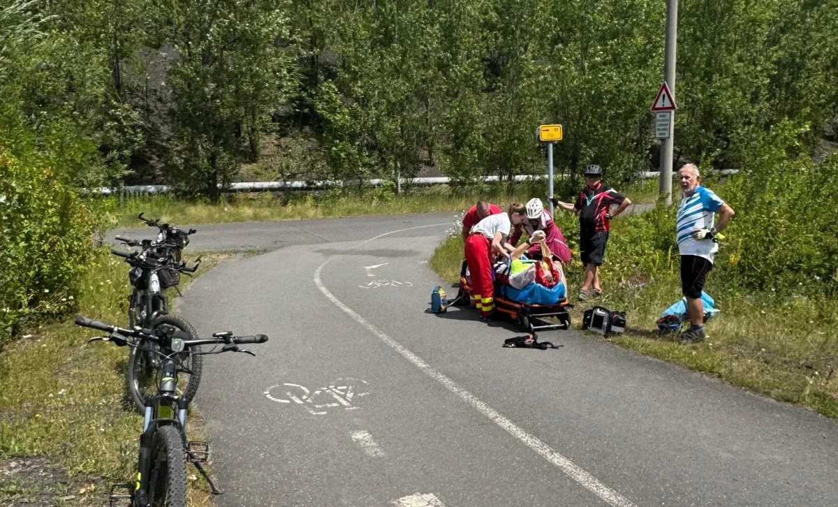 Záchranáři nemohli projet. Se vším vybavením šli ke zraněnému kilometr pěšky