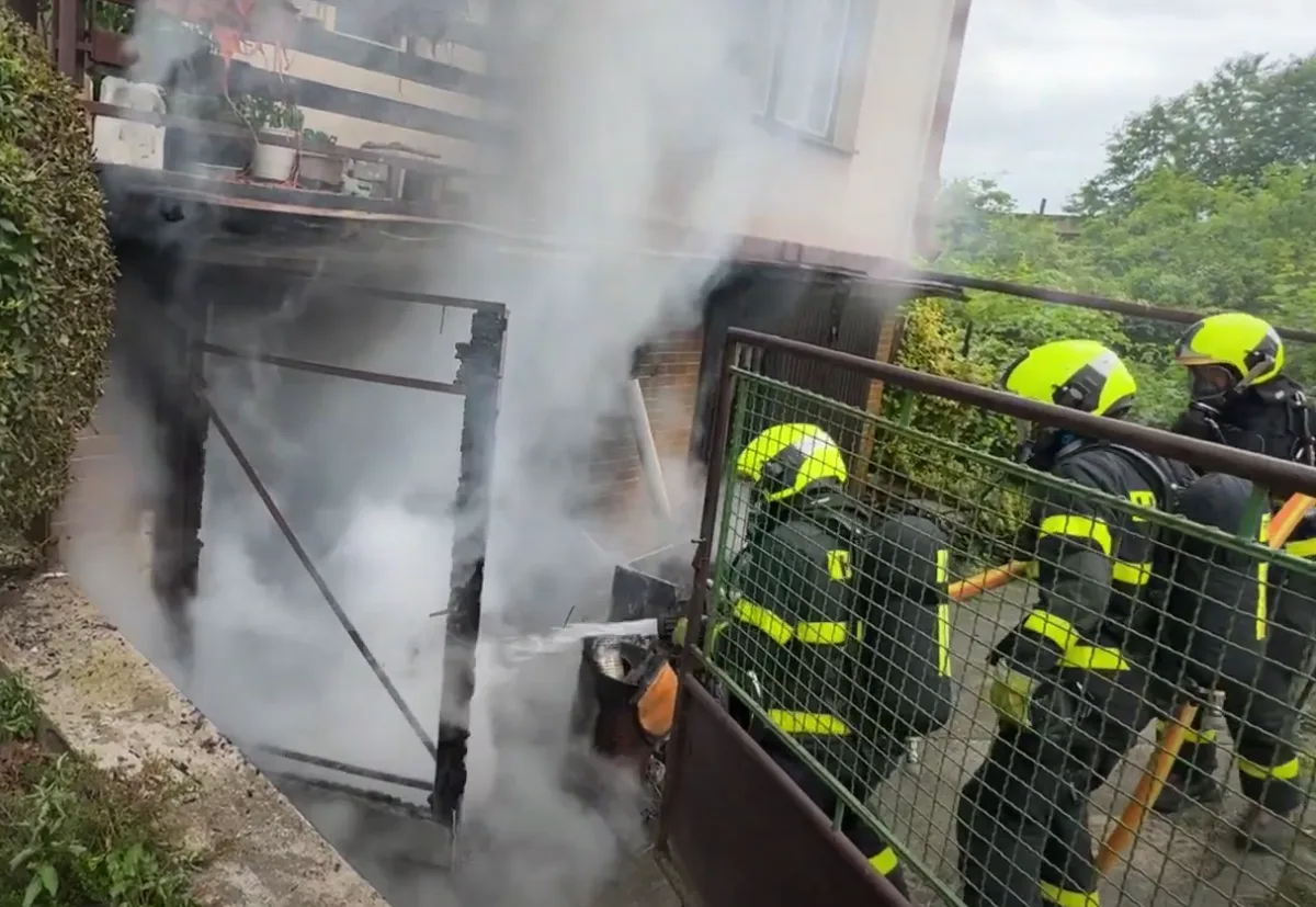 VIDEO: Hasiči zachránili majetek za 2 miliony při požáru garáže ve Skalici