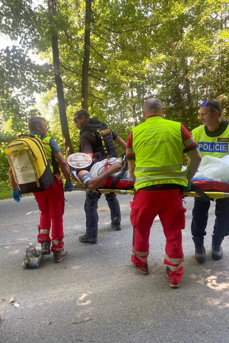 Motorkář se po střetu s autem vážně zranil, zasahoval vrtulník.