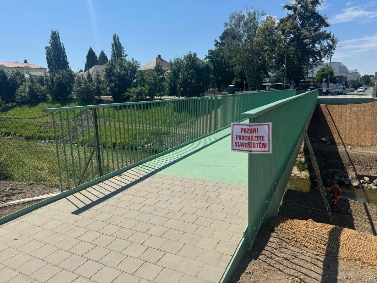 Lidé v Novém Jičíně už mohou využívat novou lávku přes řeku Jičínku.