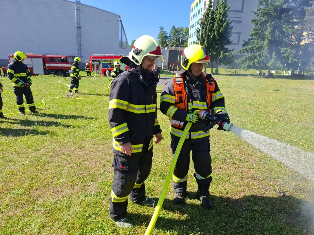 Hasič Michal Gajdoš končí po 33 letech služby. Poslední výjezd mu připravil kapitán Ocelářů.