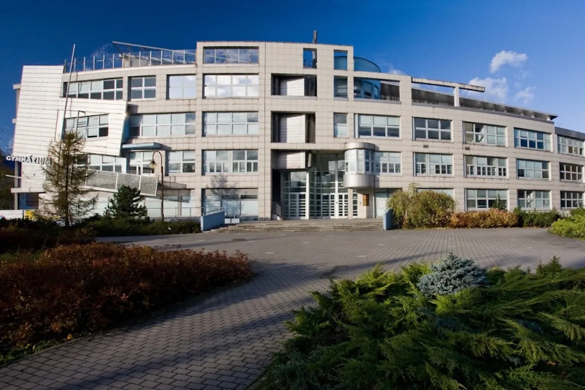 Budova Gymnázia a Obchodní akademie v Orlové bude mít novou střechu.