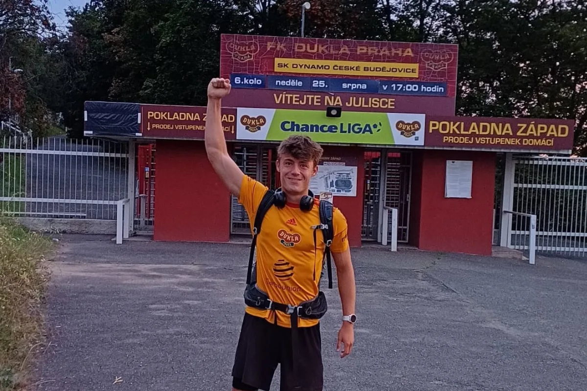 Fanoušek Dukly jde pěšky z Hradce do Karviné. Oslavuje tím postup do první ligy