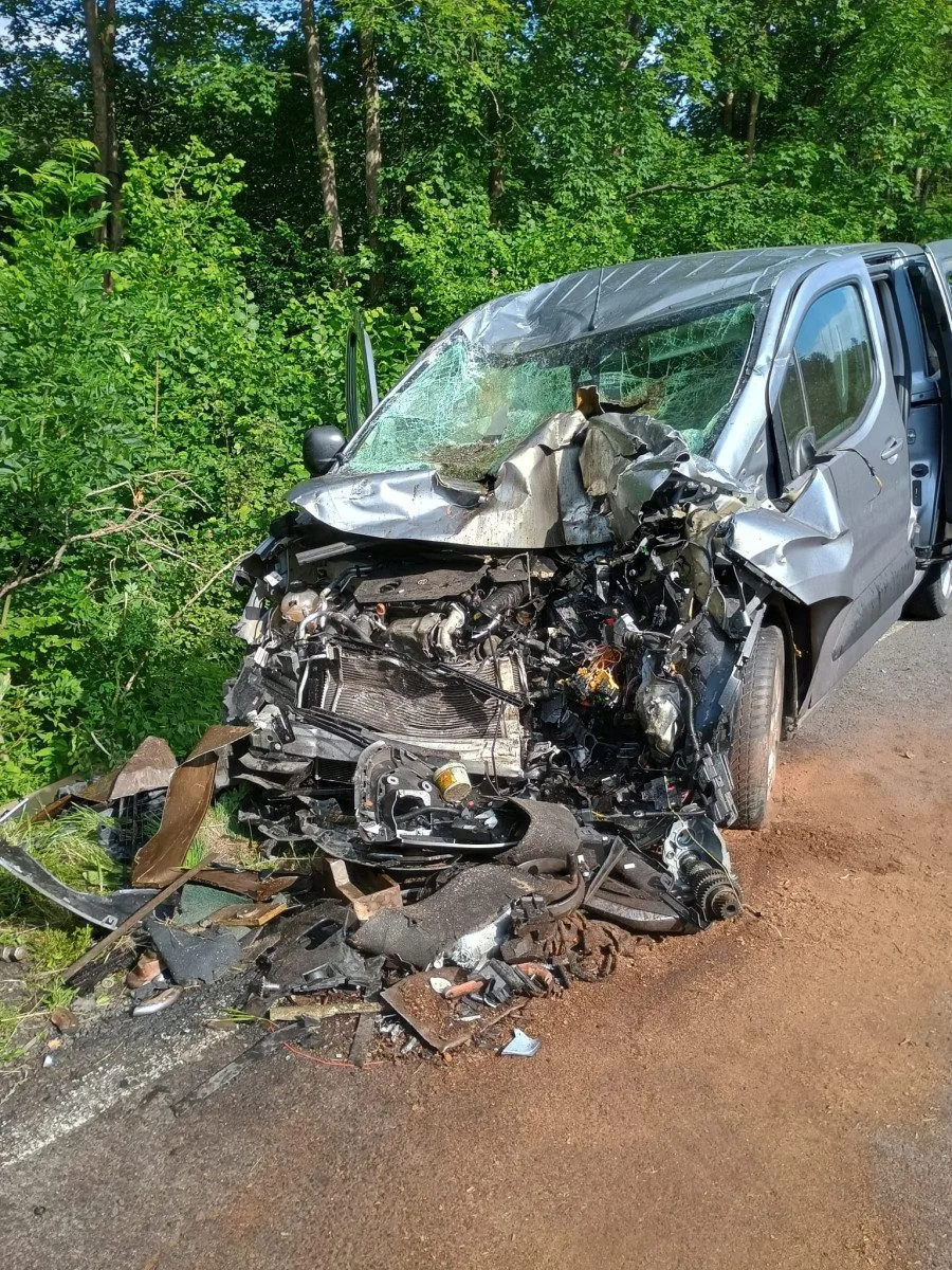 Na jedoucí auto na Bruntálsku spadl obráběcí stroj. Pro zraněné letěl vrtulník