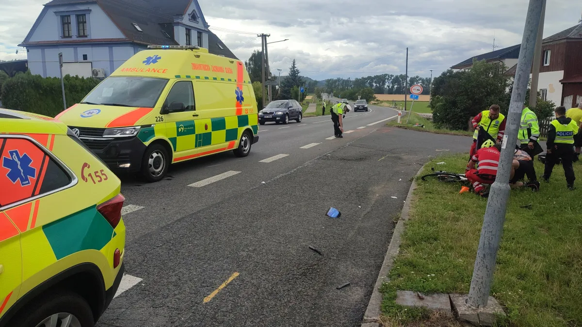 Na Bruntálsku se srazil řidič motorky s cyklistou. Oba se vážně zranili. Foto: Se svolením ZZS MSK