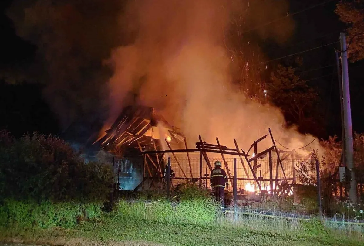 Roubenka byla v plamenech, oheň likvidovalo osm jednotek hasičů. Foto: Se svolením HZS Moravskoslezského kraje