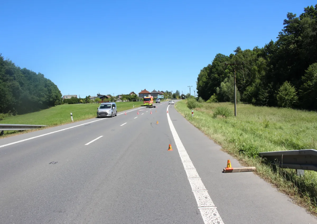Motorkář najel na dřevěný hranol, spadl a těžce se zranil. Policie hledá svědky