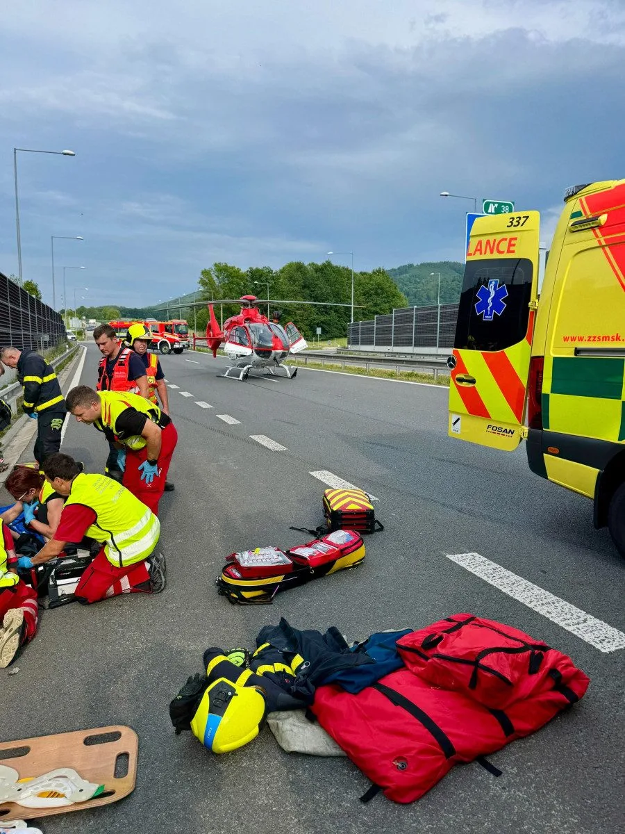 Na dálnici havaroval pětadvacetiletý motorkář. Přistával kvůli němu vrtulník. Foto: Se svolením ZZS MSK
