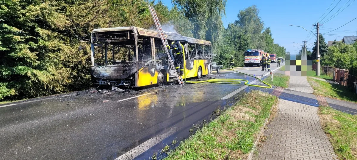 Požár autobusu v Ropici způsobil škodu milion korun, cestující včas unikli