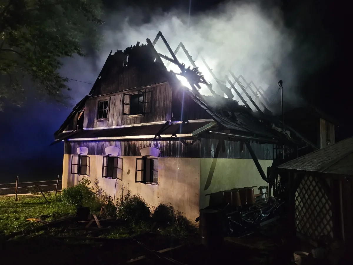 Požár rodinného domu likvidovalo osm jednotek hasičů. Plameny způsobily škodu za tři miliony