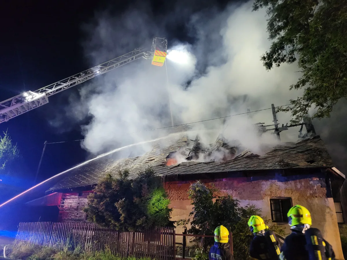 Požár rodinného domu likvidovalo osm jednotek hasičů. Plameny způsobily škodu za tři miliony