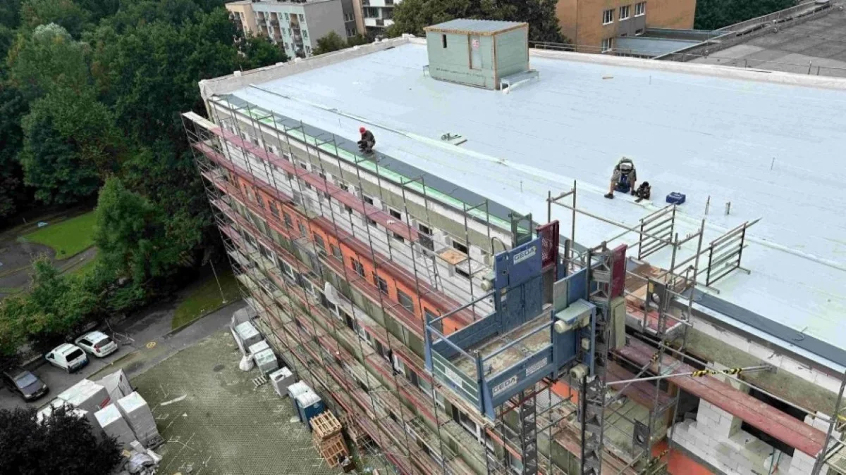 V rekonstrukcích hlavních budov pokračuje za provozu Rehabilitační ústav Hrabyně a Chuchelná