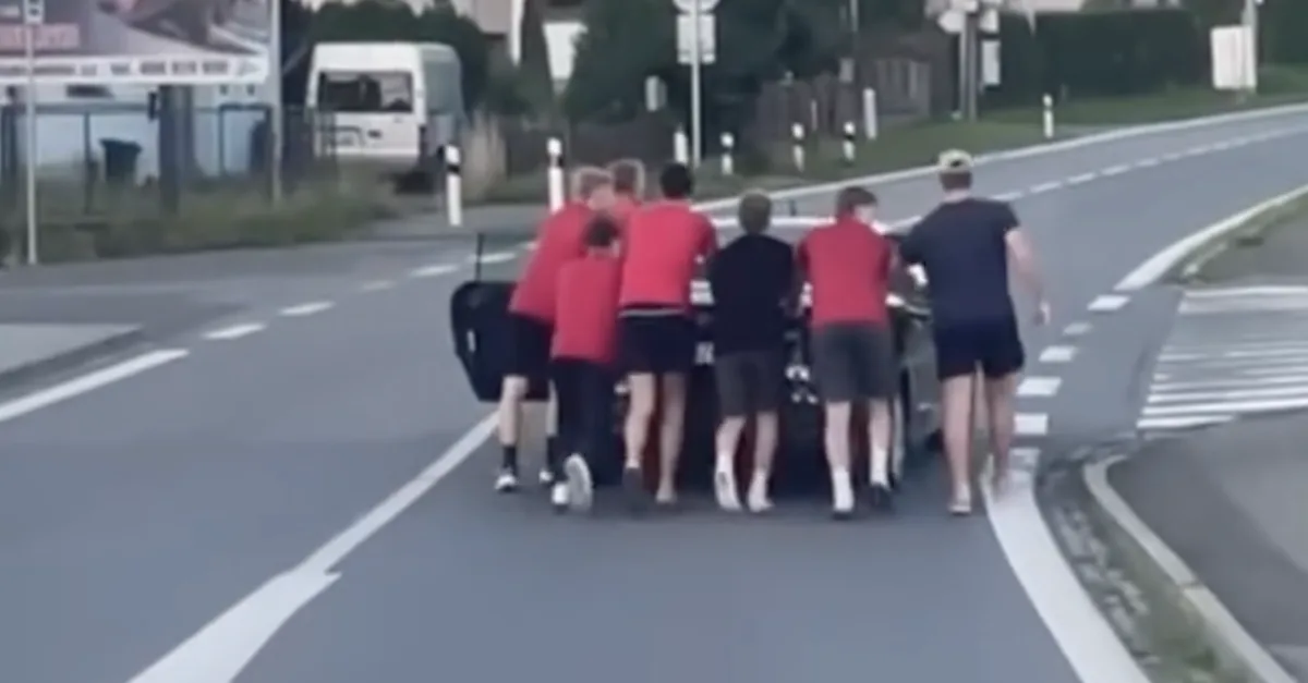 Dorostenci Ocelářů zářili nejen na ledě, ale i na silnici. Pomohli řidiči v nouzi.
