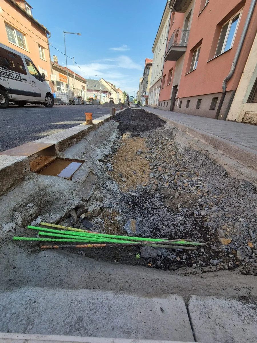 FOTO: Stavební práce na ulici Přemyslovců se chýlí ke konci, přišel čas zeleně