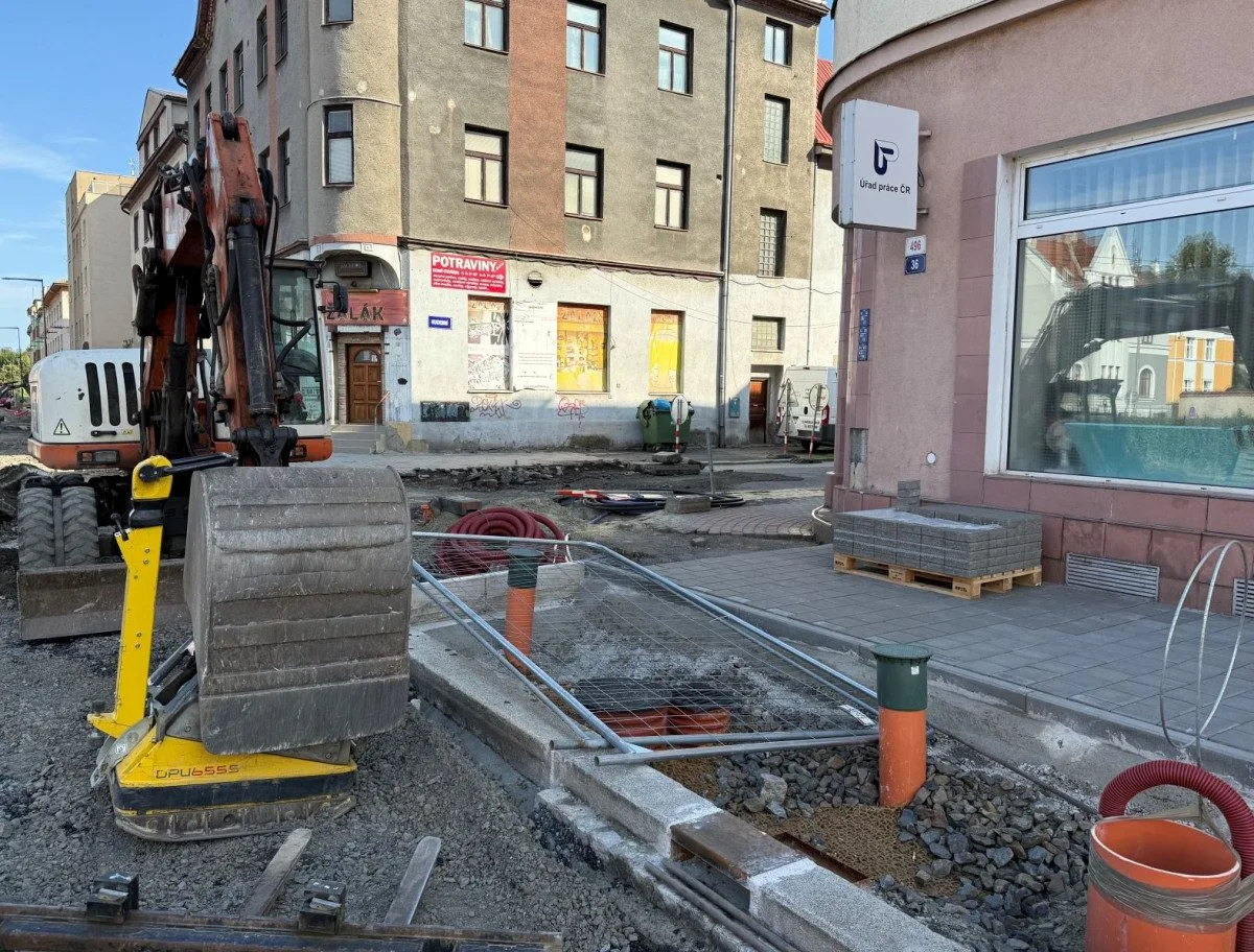 FOTO: Stavební práce na ulici Přemyslovců se chýlí ke konci, přišel čas zeleně