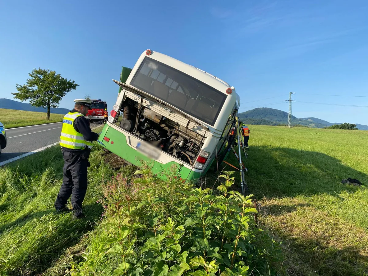 Autobus sjel ze silnice kvůli indispozici řidiče, cestující vyvázli bez zranění.