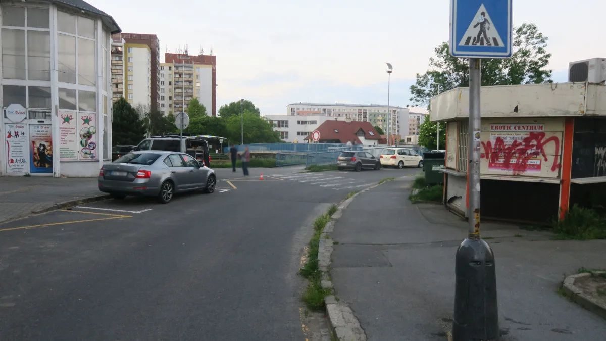 Policie hledá svědky nehody cyklistky a elektrokoloběžky v Opavě.