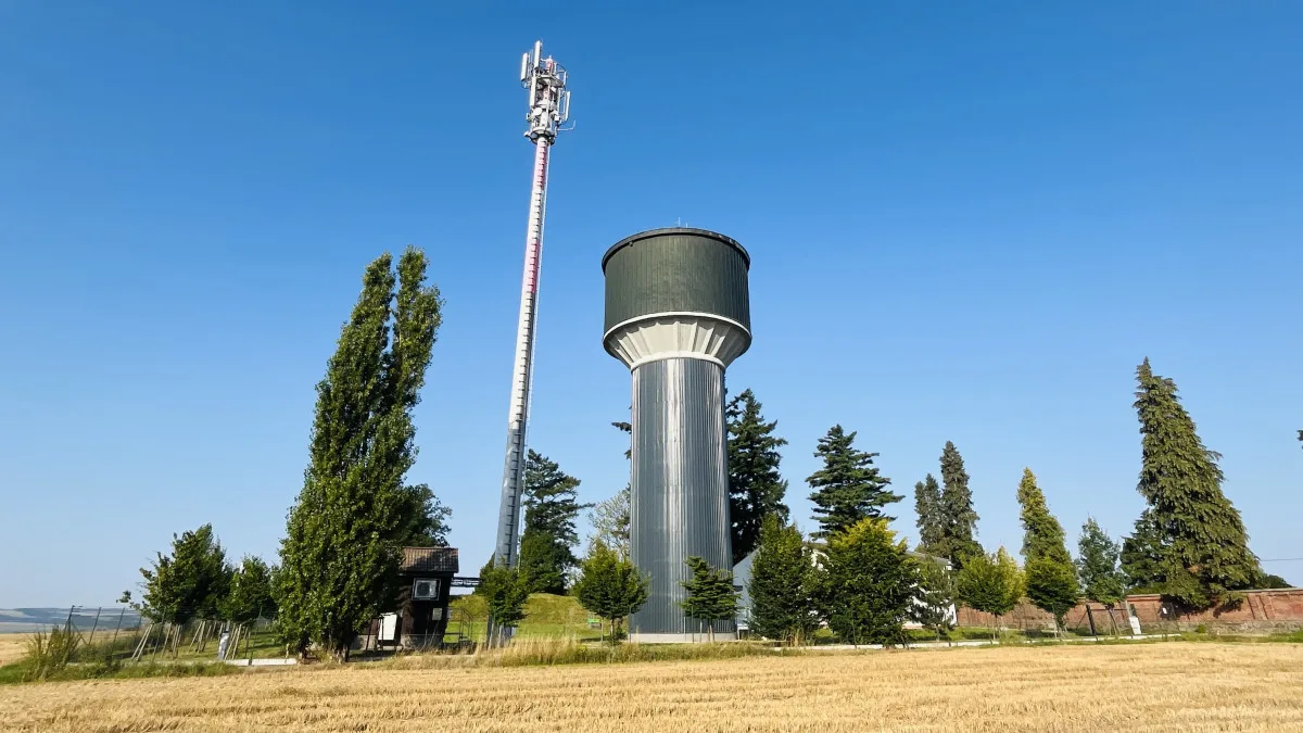 Věžový vodojem v Opavě po kompletní opravě září do dálky novotou