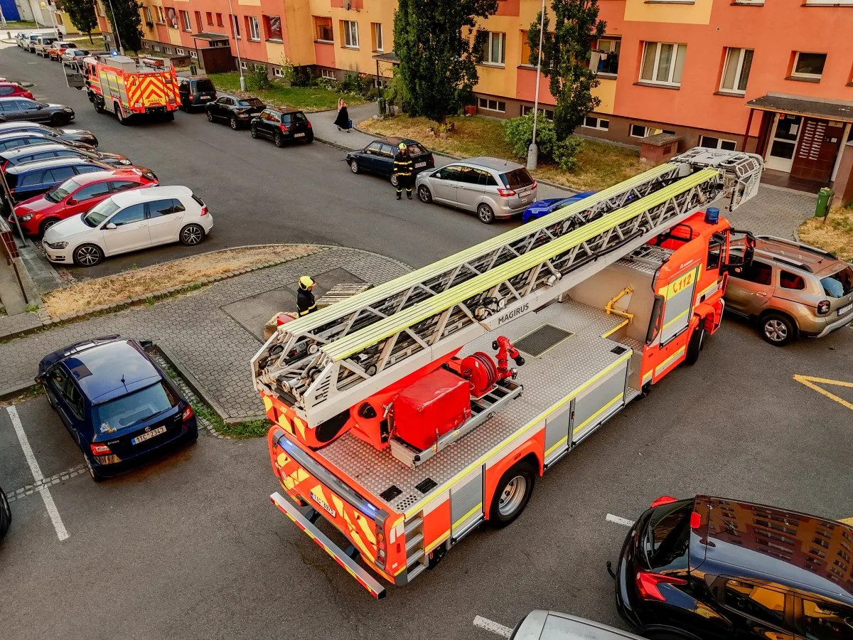 Často jde o centimetry, říkají hasiči k parkování na sídlištích ve Frýdku-Místku. Foto: Se souhlasem města Frýdek-Místek