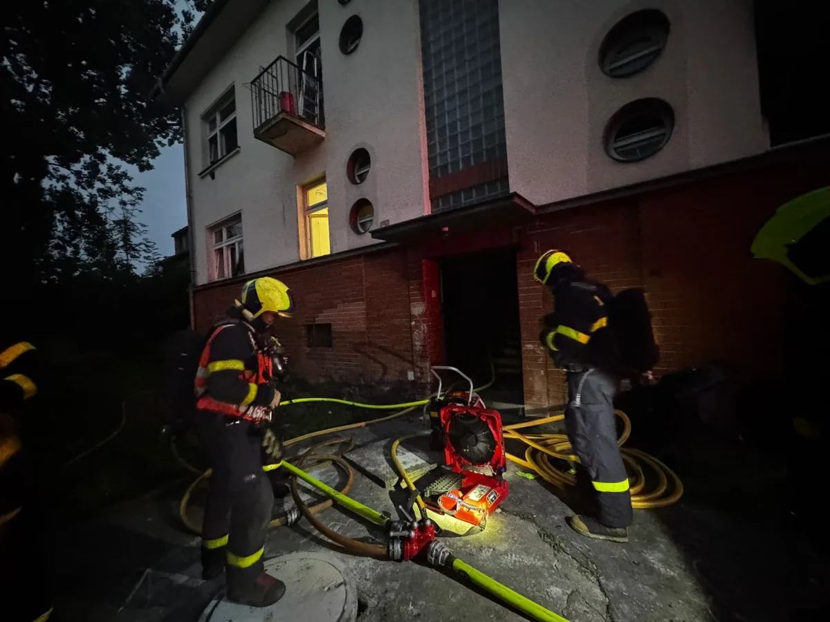V noci hořel byt v Ostravě, hasiči ze zakouřených prostor zachránili tři osoby. Foto: Se svolením HZS Moravskoslezského kraje