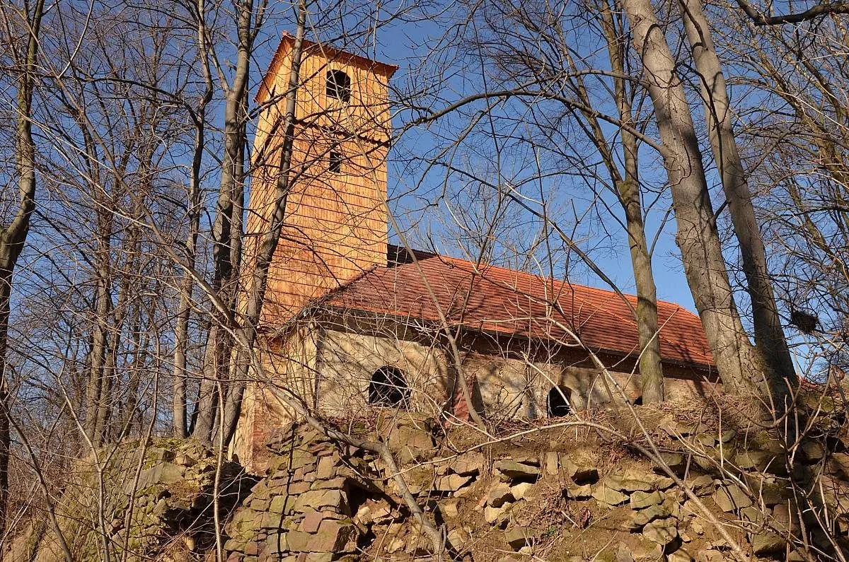 Dobrovolníci završí záchranu kostela v zaniklé obci na Bruntálsku