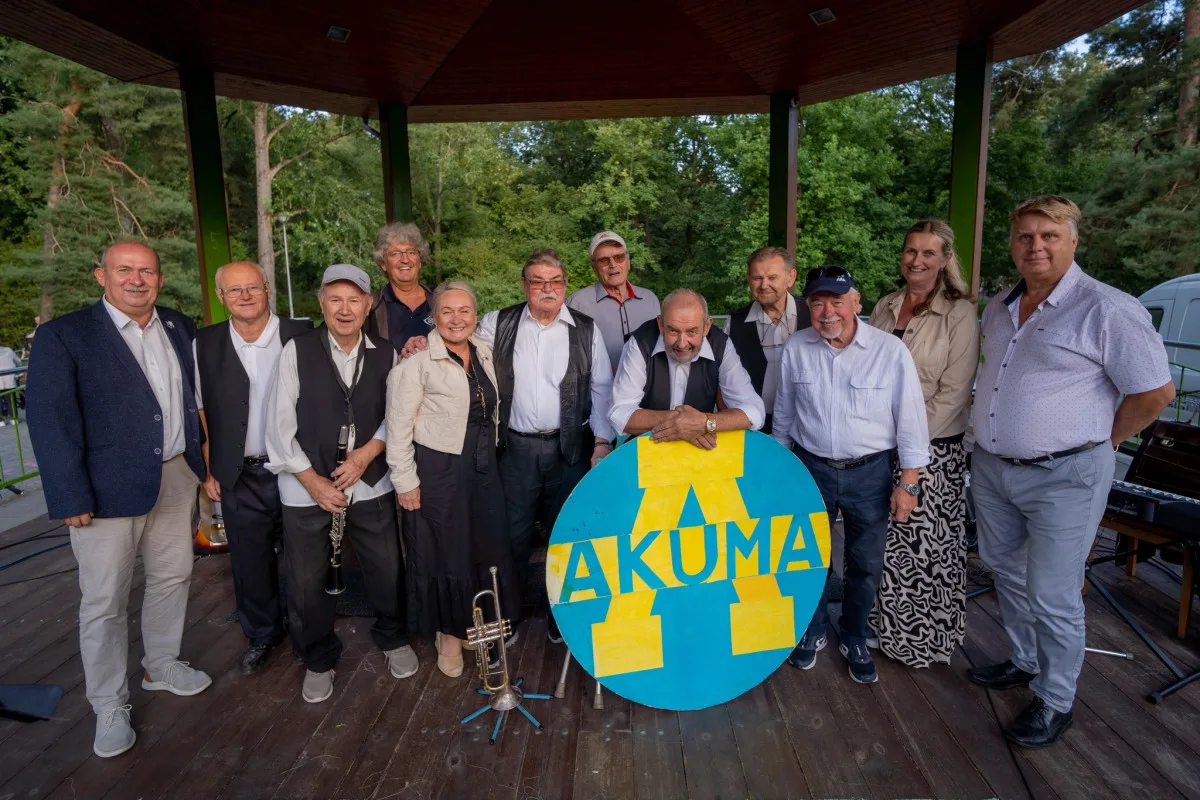 Taneční orchestr s průměrným věkem 80 let se dočkal zápisu do České knihy rekordů