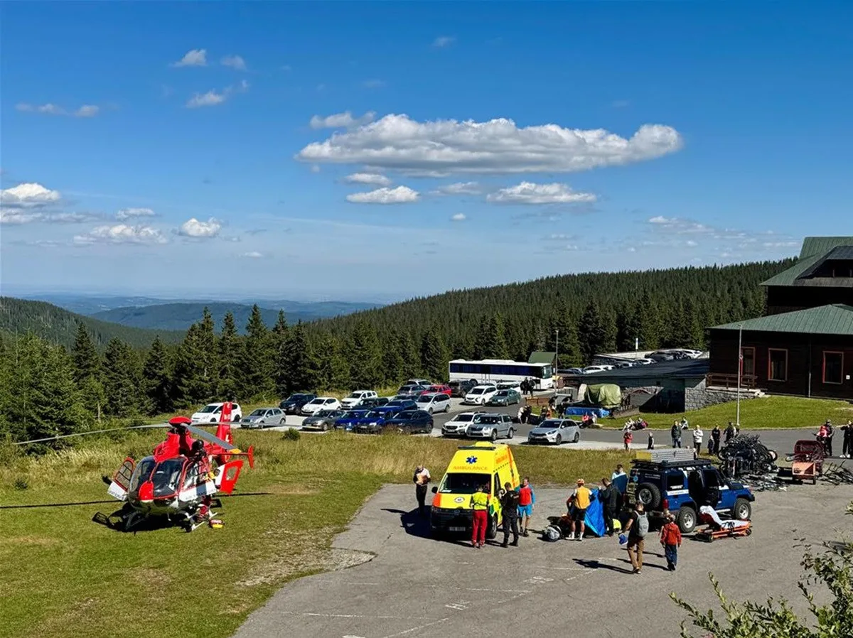 Střet cyklisty s mladou ženou na koloběžce, dívka utrpěla zranění zad a pánve