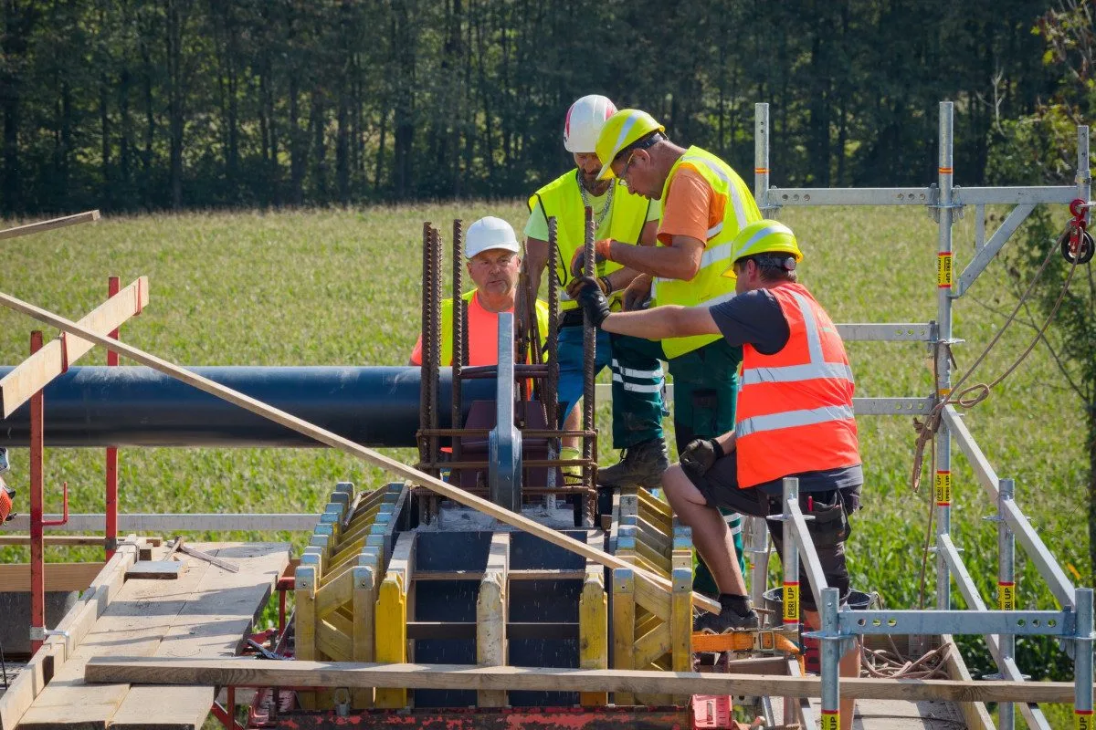 Nová lávka propojuje Karvinou s polským Hażlachem. Usadil ji autojeřáb o nosnosti 230 tun