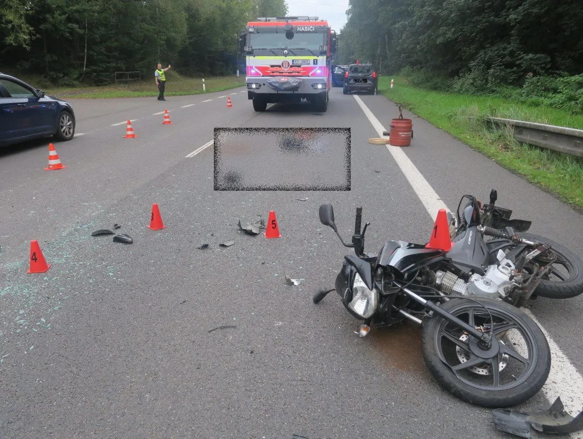 Šestnáctiletý motorkář narazil do auta, zdravotníci ho museli uvést do umělého spánku