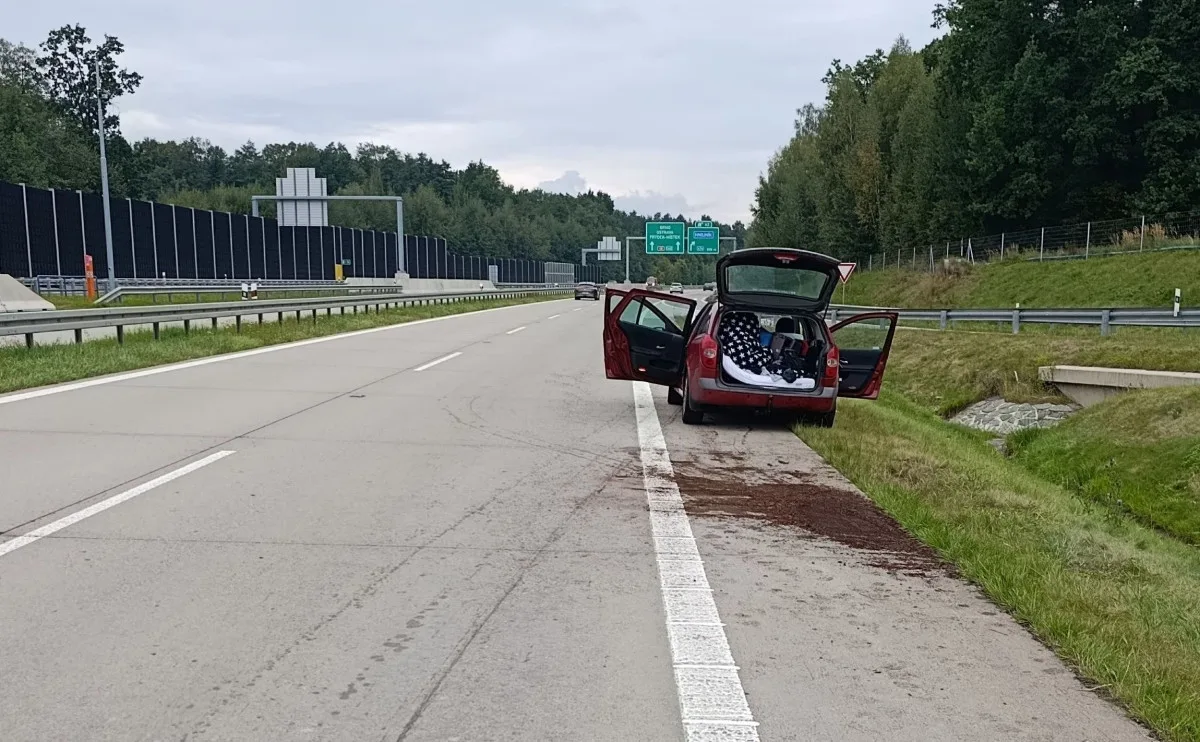 Řidič si ustlal na D48 a nadýchal 3,5 promile. V autě měl přitom malého syna