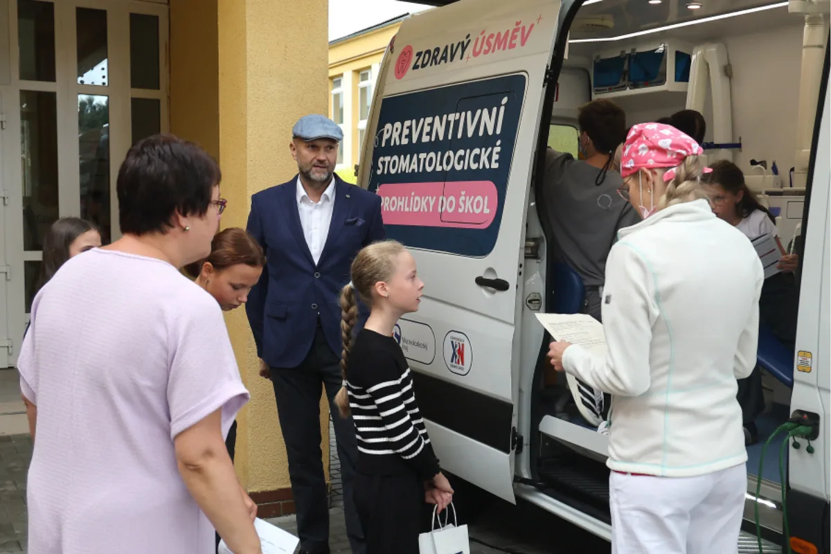 Jen čtyři děti ze 70 měly zuby v pořádku. Dentobus zkontroluje chrup školáků