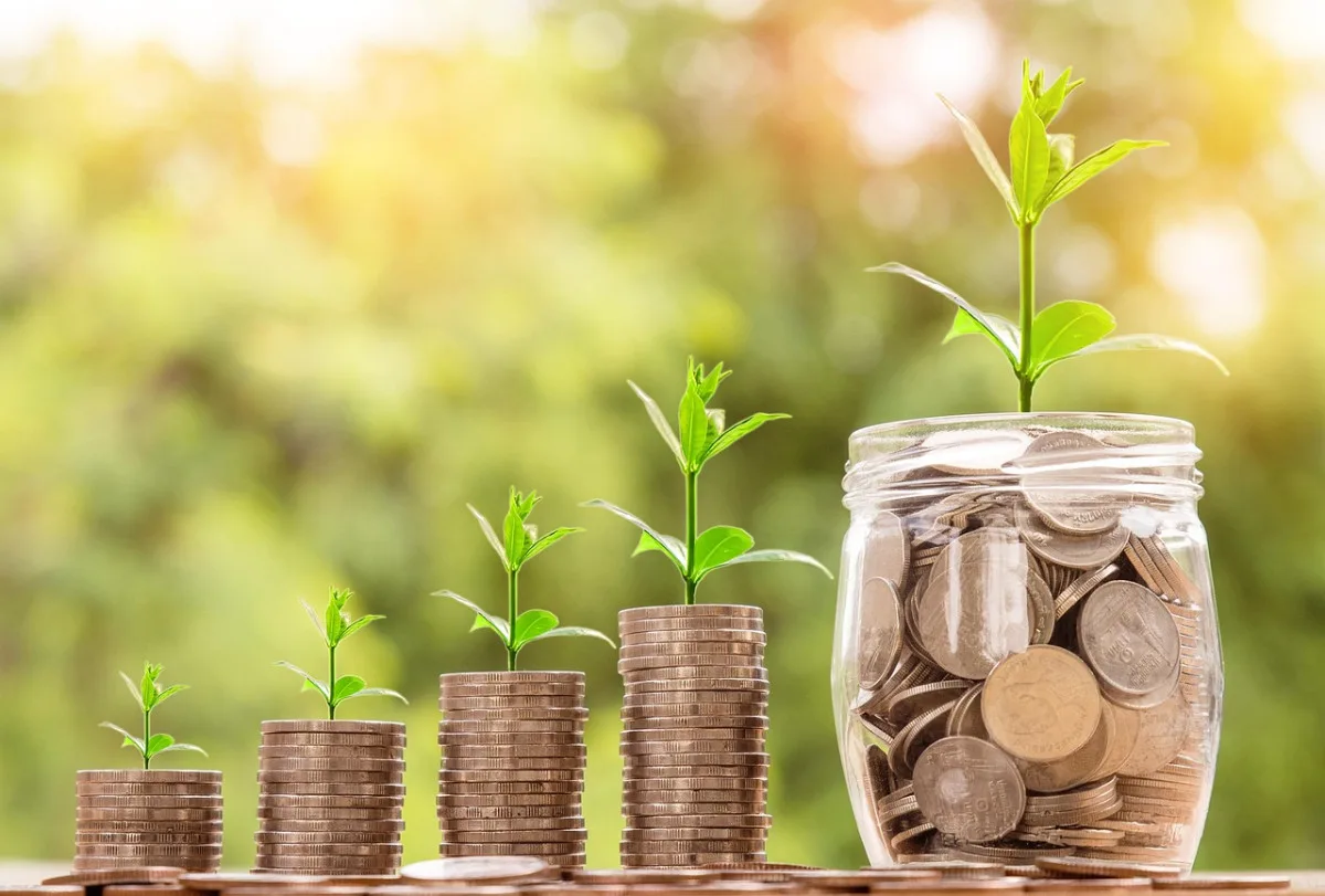 Češi bankám věří, přesto mnozí ukládají peníze doma
