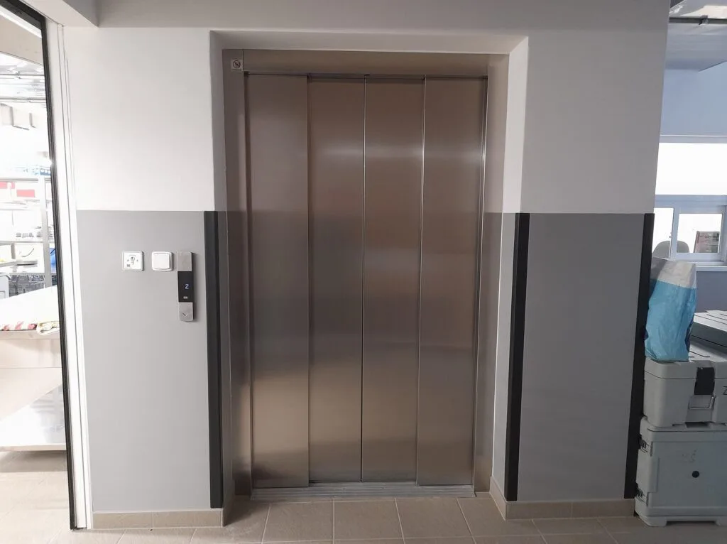 Nový Jičín zmodernizoval školní kuchyni a jídelnu. Mají nový výtah a šetří energie