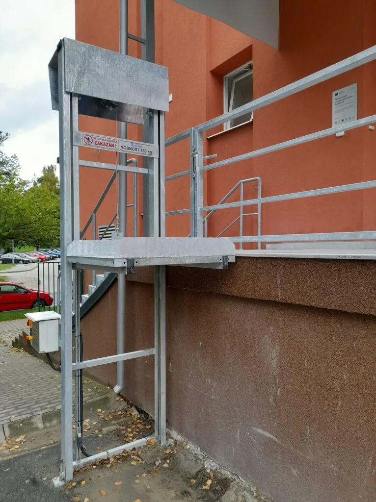 Nový Jičín zmodernizoval školní kuchyni a jídelnu. Mají nový výtah a šetří energie