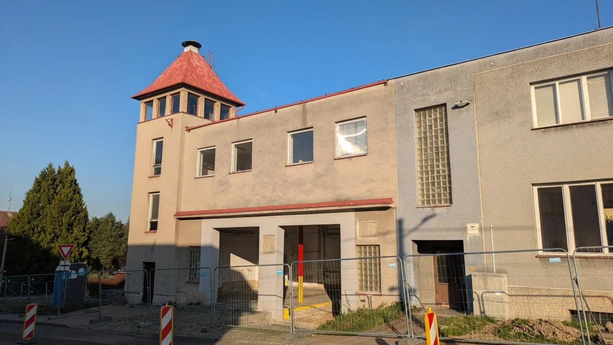Demolice staré zbrojnice v Klimkovicích uvolní místo pro novou za 70 milionů korun