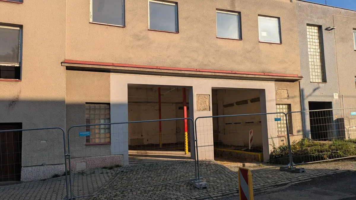 Demolice staré zbrojnice v Klimkovicích uvolní místo pro novou za 70 milionů korun