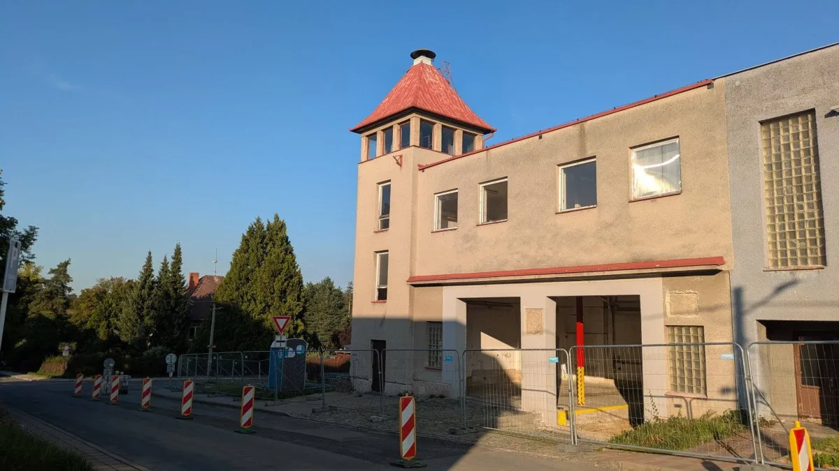 Demolice staré zbrojnice v Klimkovicích uvolní místo pro novou za 70 milionů korun