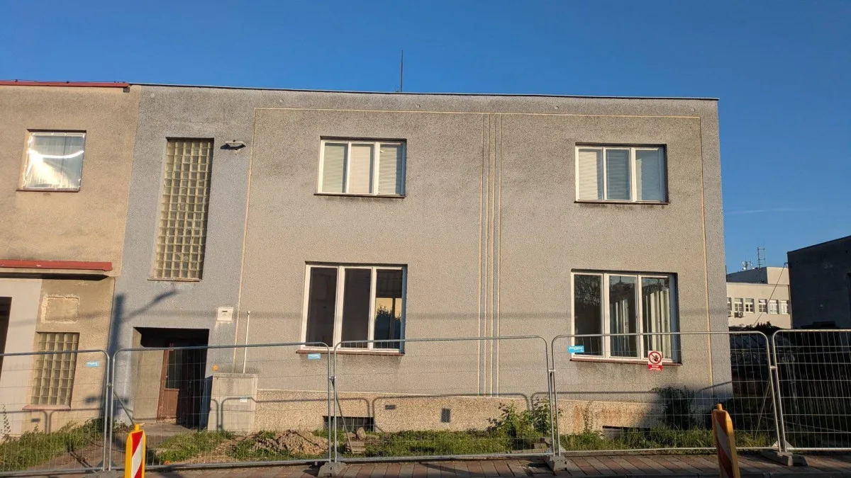 Demolice staré zbrojnice v Klimkovicích uvolní místo pro novou za 70 milionů korun