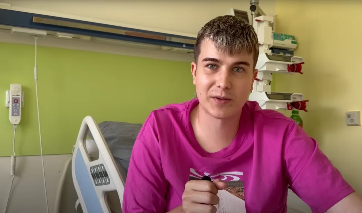 Proč to nezkusit, říká Adam Choma. Podstoupí experimentální léčbu rakoviny kostí