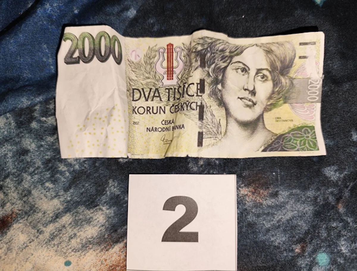 Policie obvinila čtyři lidi kvůli padělání dvoutisícových bankovek.